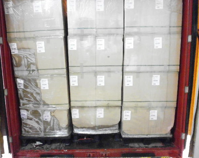 cajas de productos dañadas dentro de un camion