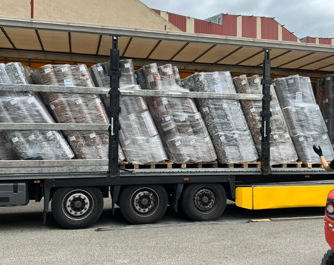 camión con pallets de productos caídos