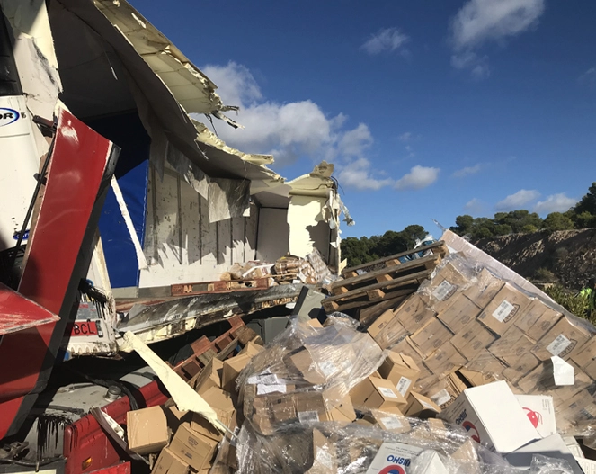 almacén derrumbado con cajas y escombros