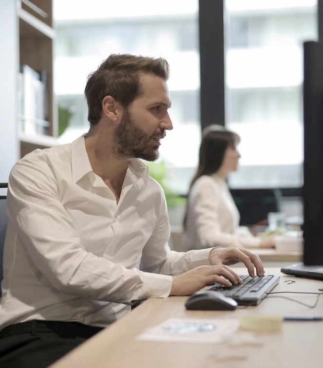 hombre sentado en una oficina trabajando con un ordenador