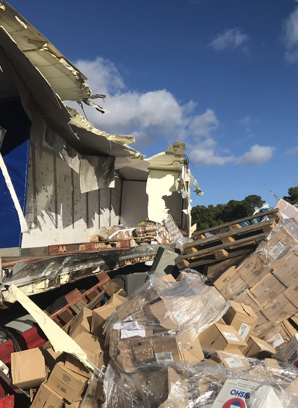imagen de un almacén derrumbado con cajas y escombros