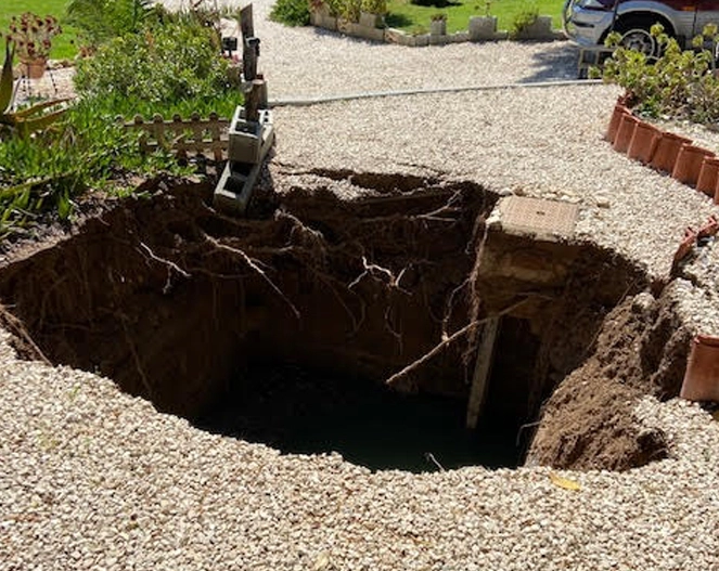 abismo abierto dentro de un jardín