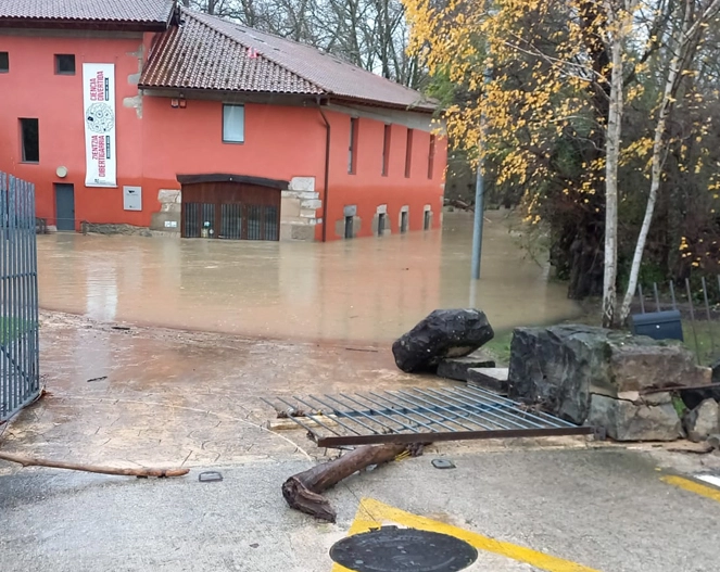 casa inundada con agua alrededor