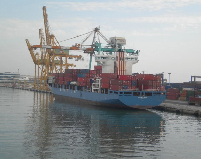 barco con conteiner estacionado en un puerto